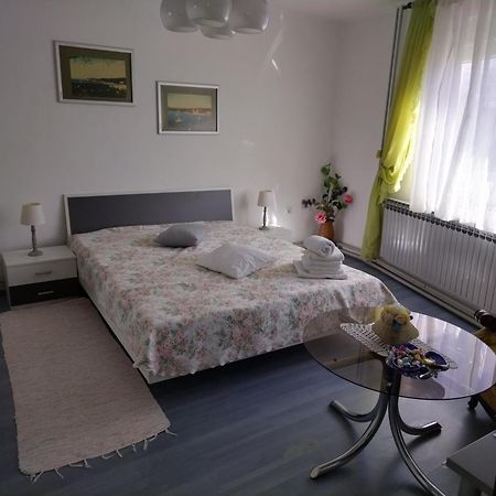 Sobe Za Nocenje Gospic Hotel ภายนอก รูปภาพ
