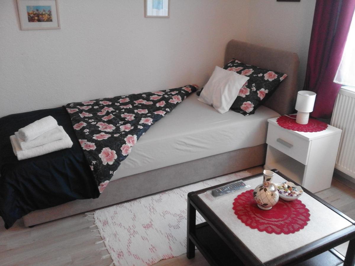 Sobe Za Nocenje Gospic Hotel ภายนอก รูปภาพ