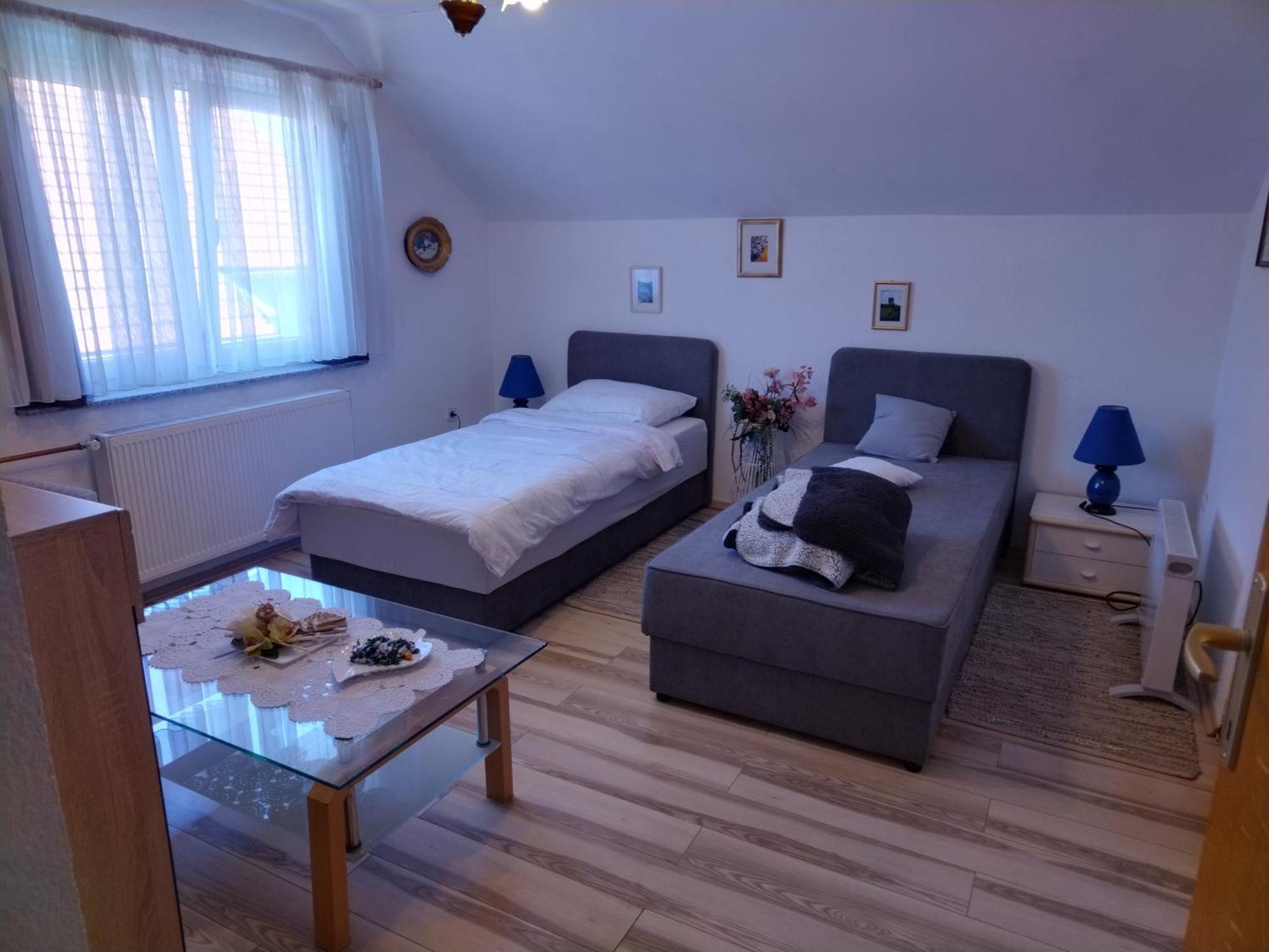 Sobe Za Nocenje Gospic Hotel ภายนอก รูปภาพ